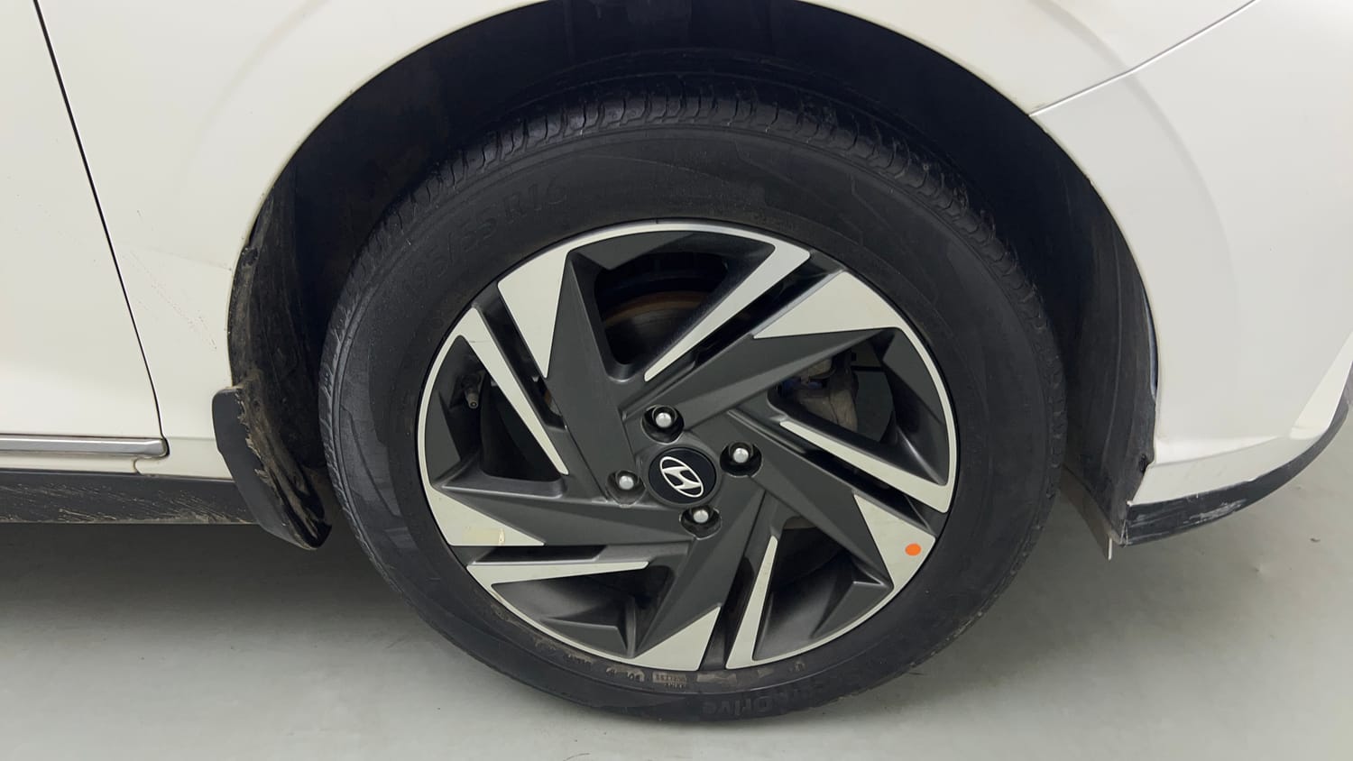 Used 2020 Hyundai New i20 Asta (O) 1.0 Turbo DCT Petrol Automatic tyres RIGHT FRONT TYRE RIM VIEW