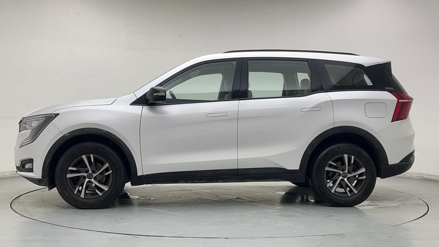 Used 2022 Mahindra XUV700 AX 5 Petrol AT 5 STR Petrol Automatic exterior LEFT SIDE VIEW