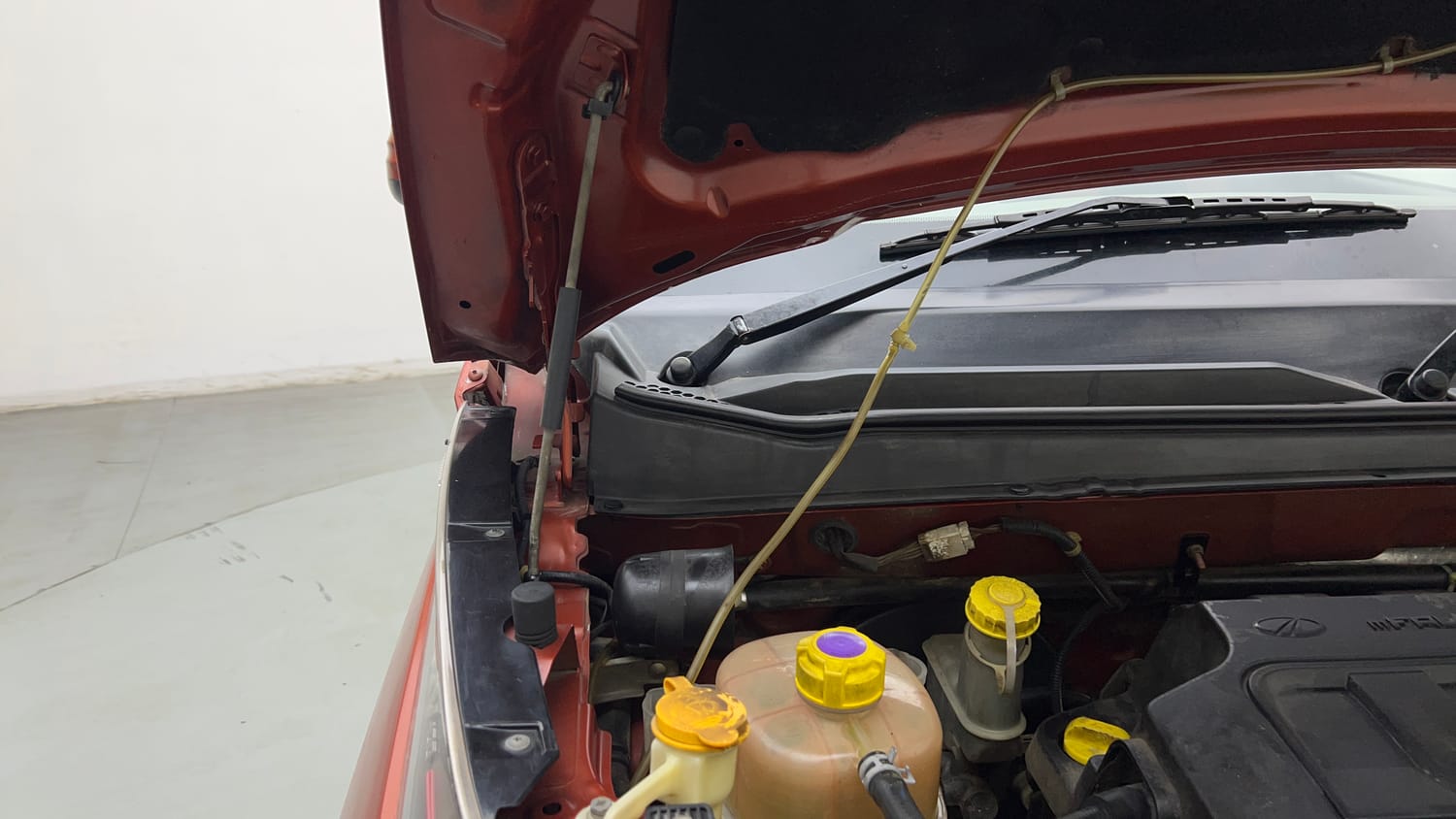 Used 2016 Mahindra KUV100 K6+ 6 STR Petrol Manual engine ENGINE RIGHT SIDE HINGE & APRON VIEW