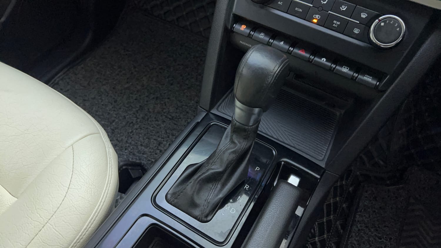 Used 2023 Mahindra XUV700 AX 5 Diesel AT 7 STR Diesel Automatic interior GEAR  KNOB VIEW