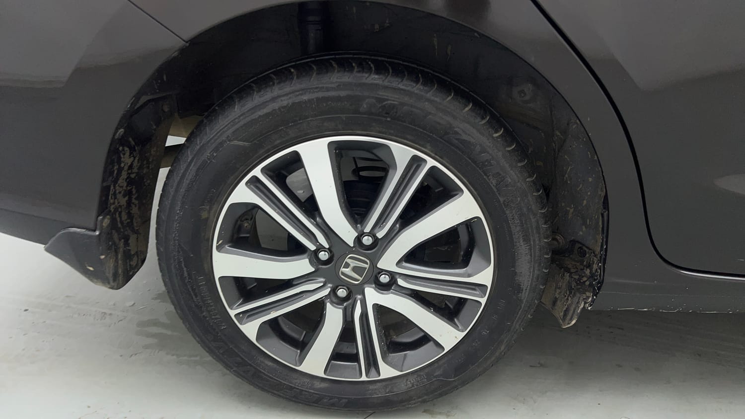 Used 2025 honda Amaze 2nd Generation VX 1.2 Petrol MT Petrol Manual tyres RIGHT REAR TYRE RIM VIEW