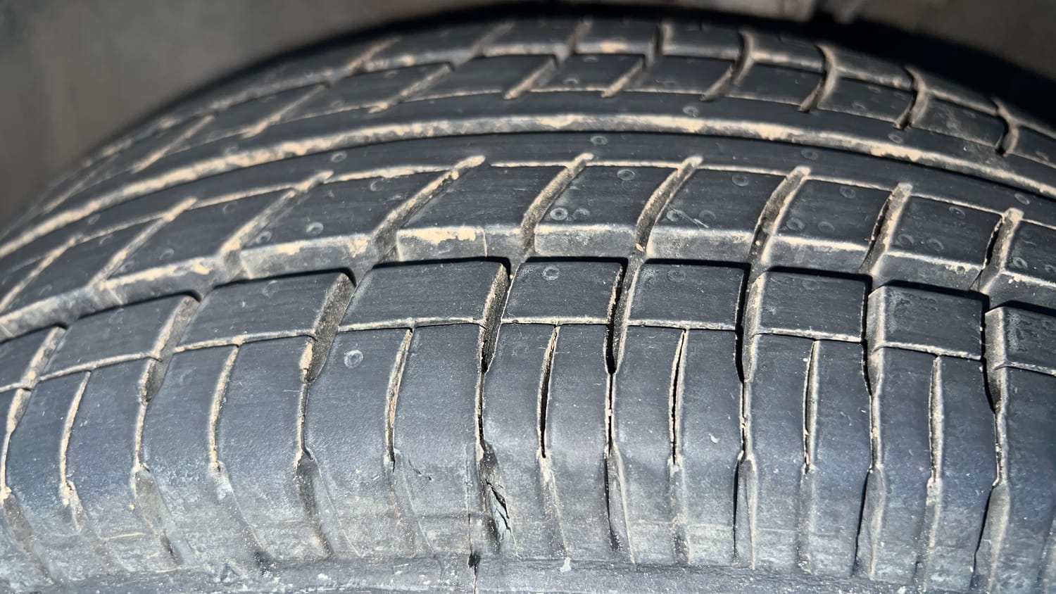 Used 2019 Hyundai Elite i20 Magna 1.4 AT Petrol Automatic tyres LEFT FRONT TYRE TREAD VIEW