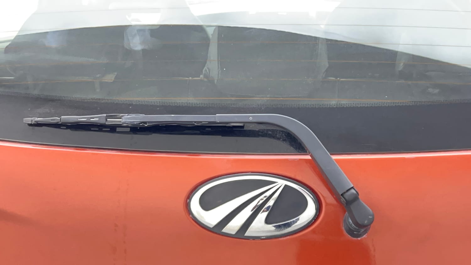 Used 2016 Mahindra KUV100 K6+ 6 STR Petrol Manual top_features Rear wiper