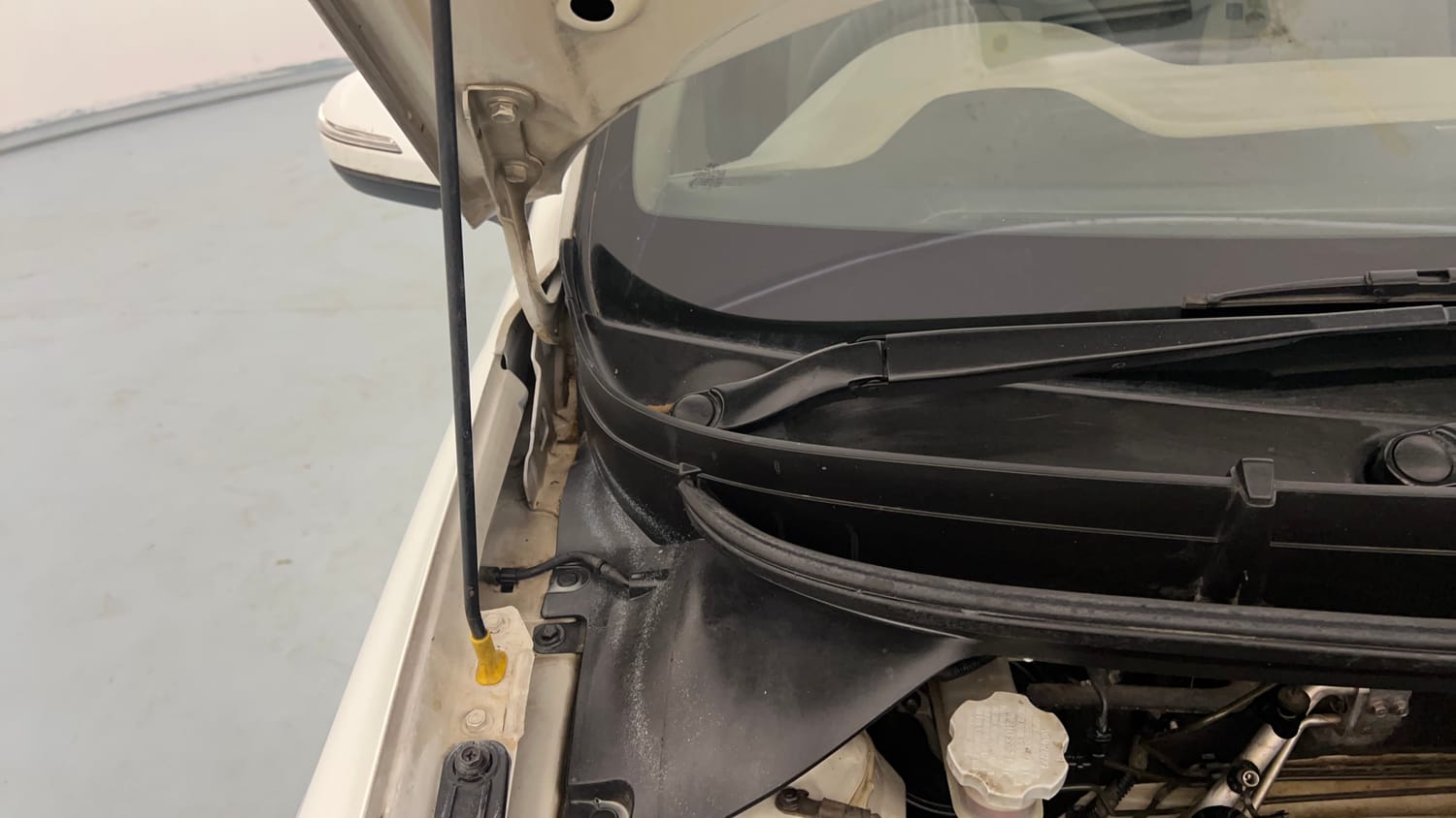 Used 2015 Hyundai Elite i20 Sportz 1.2 Petrol Manual engine ENGINE RIGHT SIDE HINGE & APRON VIEW