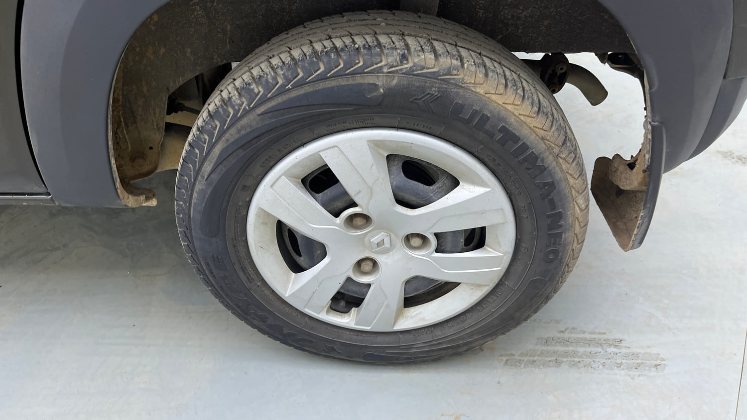 Used 2018 Renault Kwid RXT Opt Petrol Manual tyres LEFT REAR TYRE RIM VIEW
