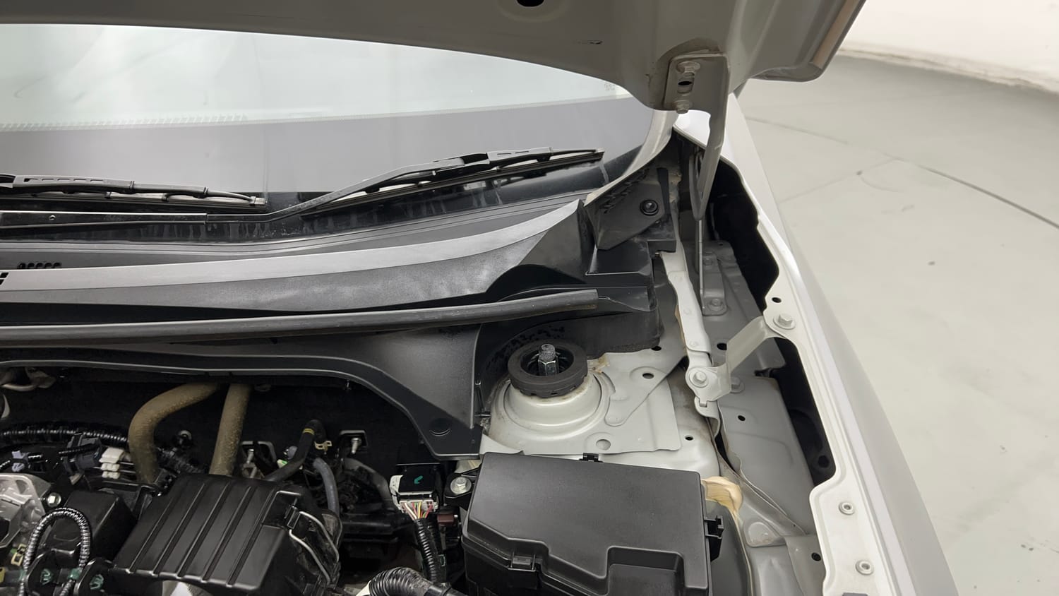 Used 2025 Honda Elevate ZX CVT Petrol Automatic engine ENGINE LEFT SIDE HINGE & APRON VIEW