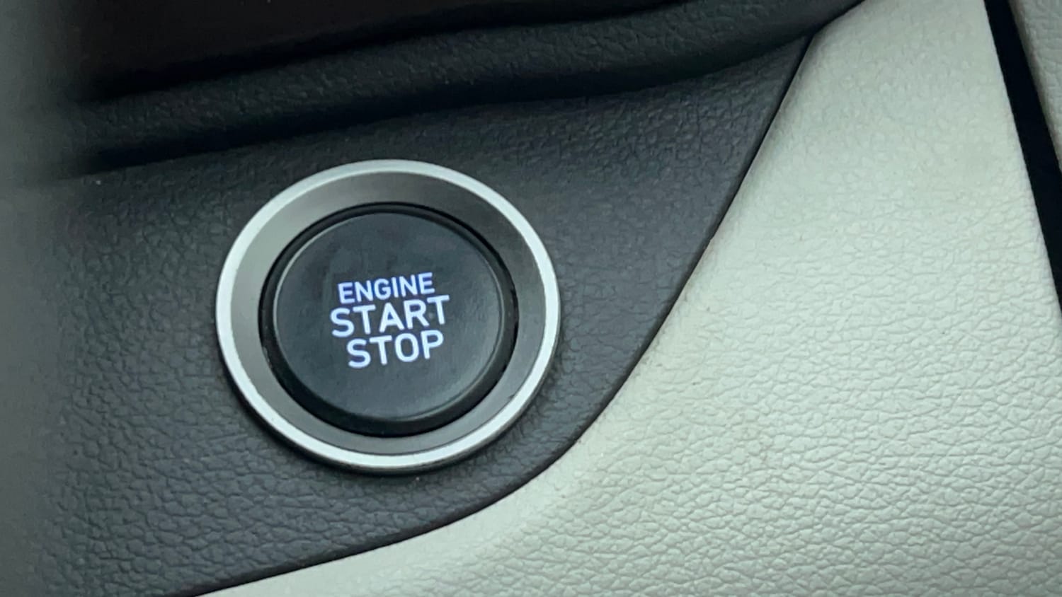 Used 2023 Hyundai Aura SX 1.2 CNG Cng Manual top_features Keyless start