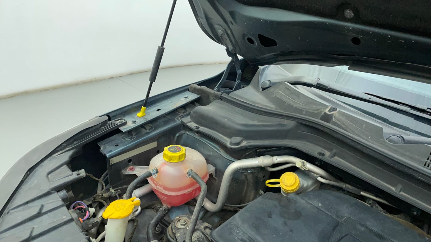 Used 2021 Mahindra XUV 300 W6 1.2 Petrol Petrol Manual engine ENGINE RIGHT SIDE HINGE & APRON VIEW