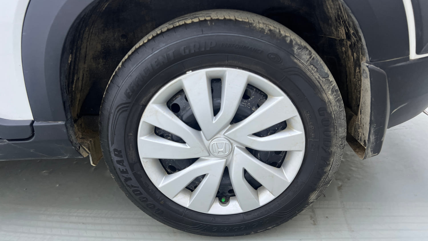 Used 2026 Honda Elevate V CVT Petrol Automatic tyres LEFT REAR TYRE RIM VIEW