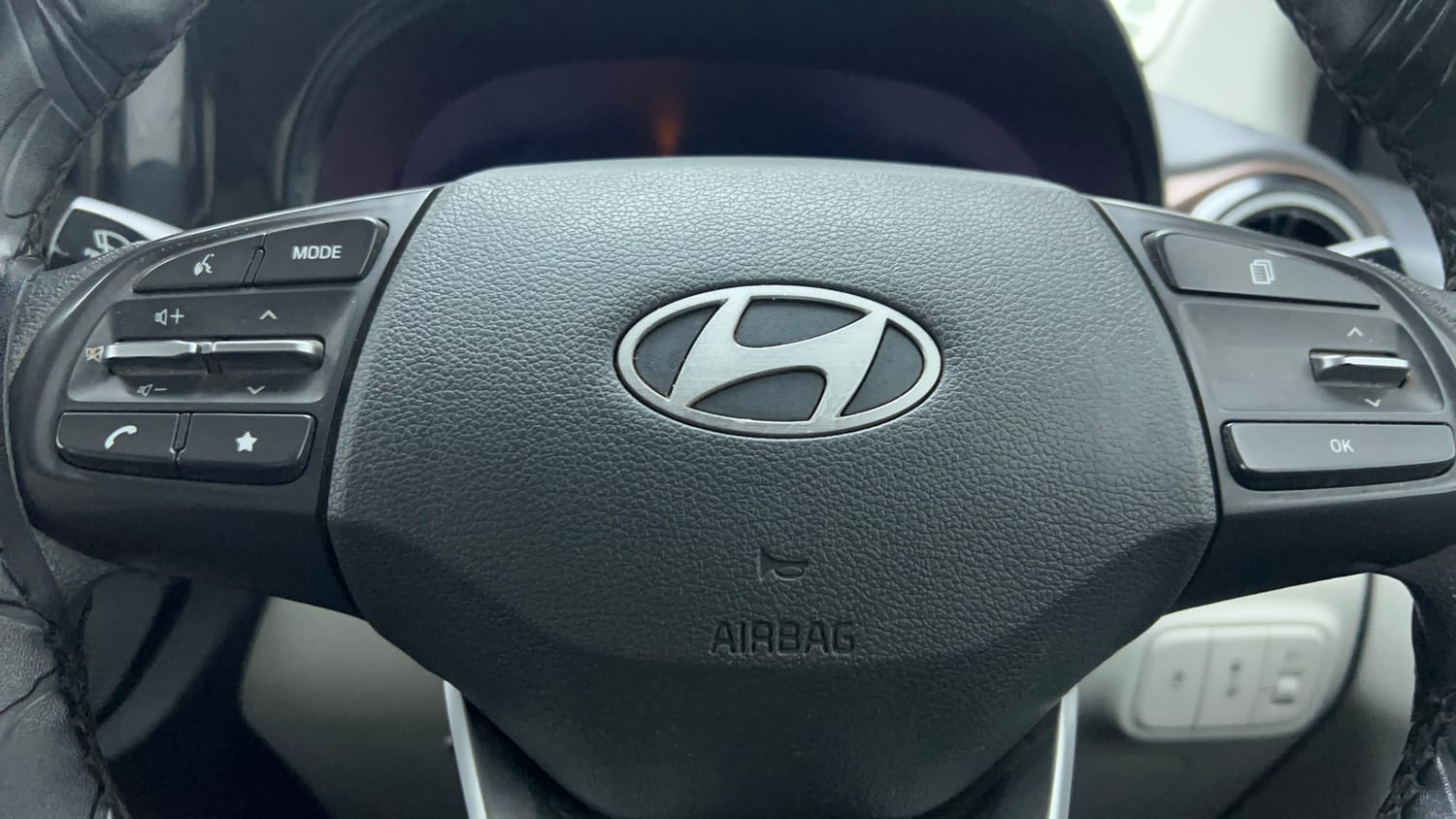 Used 2023 Hyundai Aura SX 1.2 CNG Cng Manual top_features Airbags