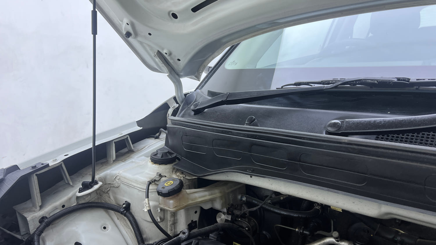 Used 2023 Hyundai Venue SX 1.2 Petrol Petrol Manual engine ENGINE RIGHT SIDE HINGE & APRON VIEW