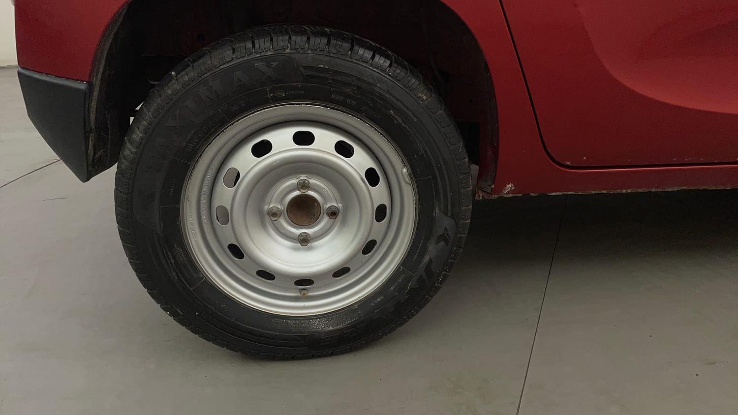 Used 2016 Mahindra KUV100 K2 Plus 6 STR Petrol Manual tyres RIGHT REAR TYRE RIM VIEW