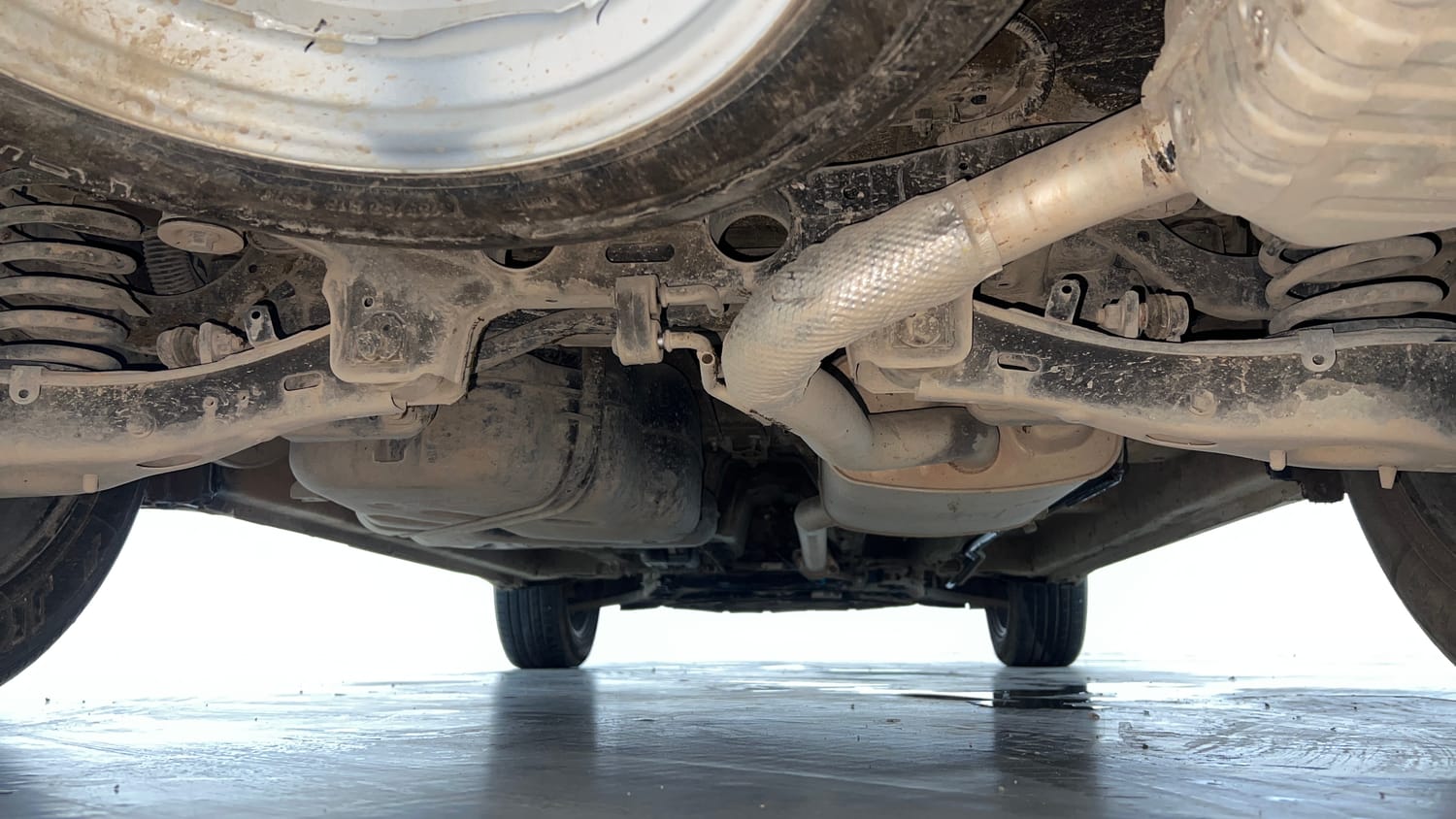 Used 2022 Mahindra XUV700 AX 7 Petrol MT 7 STR Petrol Manual extra REAR UNDERBODY VIEW (TAKEN FROM REAR)