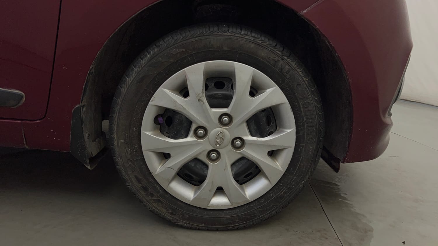Used 2015 Hyundai Grand i10 Sportz 1.2 Kappa VTVT Petrol Manual tyres RIGHT FRONT TYRE RIM VIEW
