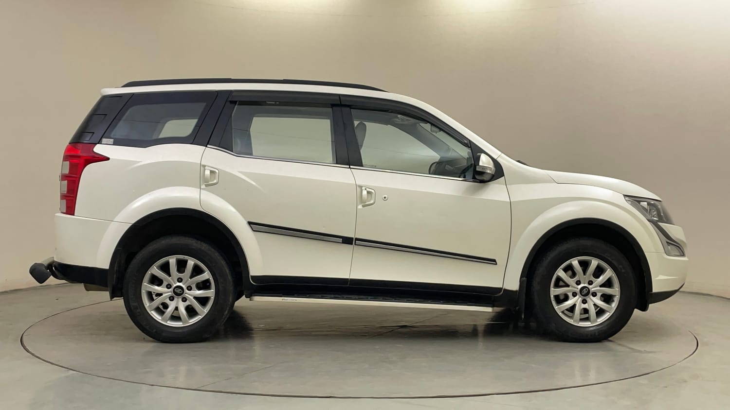 Used 2018 Mahindra XUV500 W10 Diesel Manual exterior RIGHT SIDE VIEW