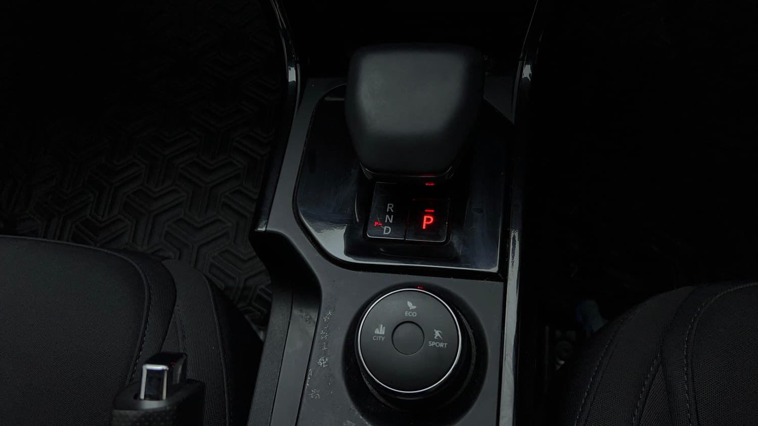 Used 2024 tata Nexon Fearless S 1.2 Revotron Petrol 7DCA Dual Tone Petrol Automatic interior GEAR  KNOB VIEW