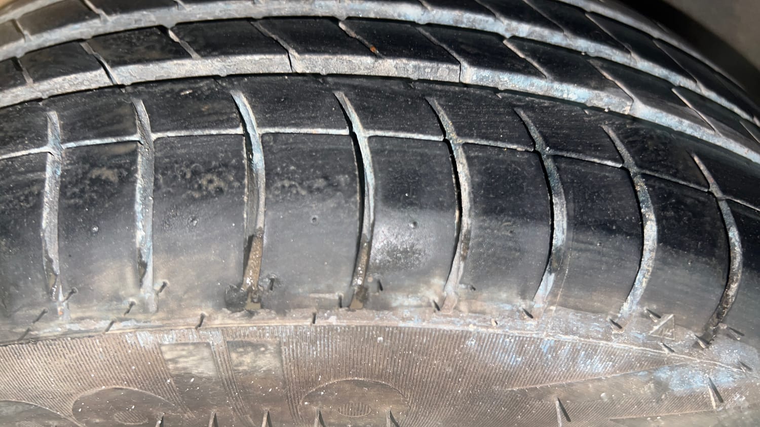 Used 2013 Ford Figo Duratorq Diesel EXI 1.4 Diesel Manual tyres LEFT REAR TYRE TREAD VIEW
