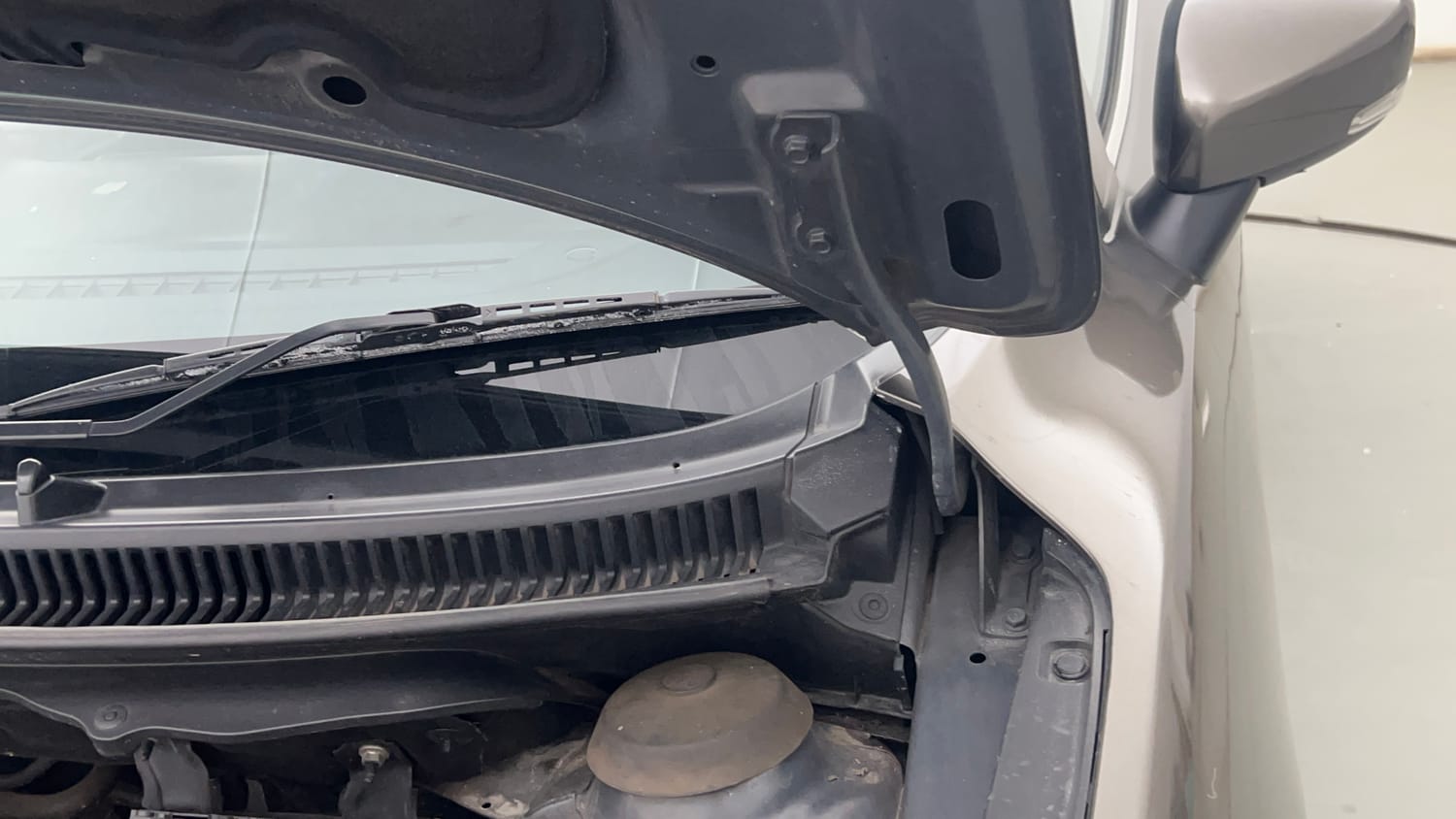 Used 2020 Toyota Glanza G CVT Petrol Automatic engine ENGINE LEFT SIDE HINGE & APRON VIEW