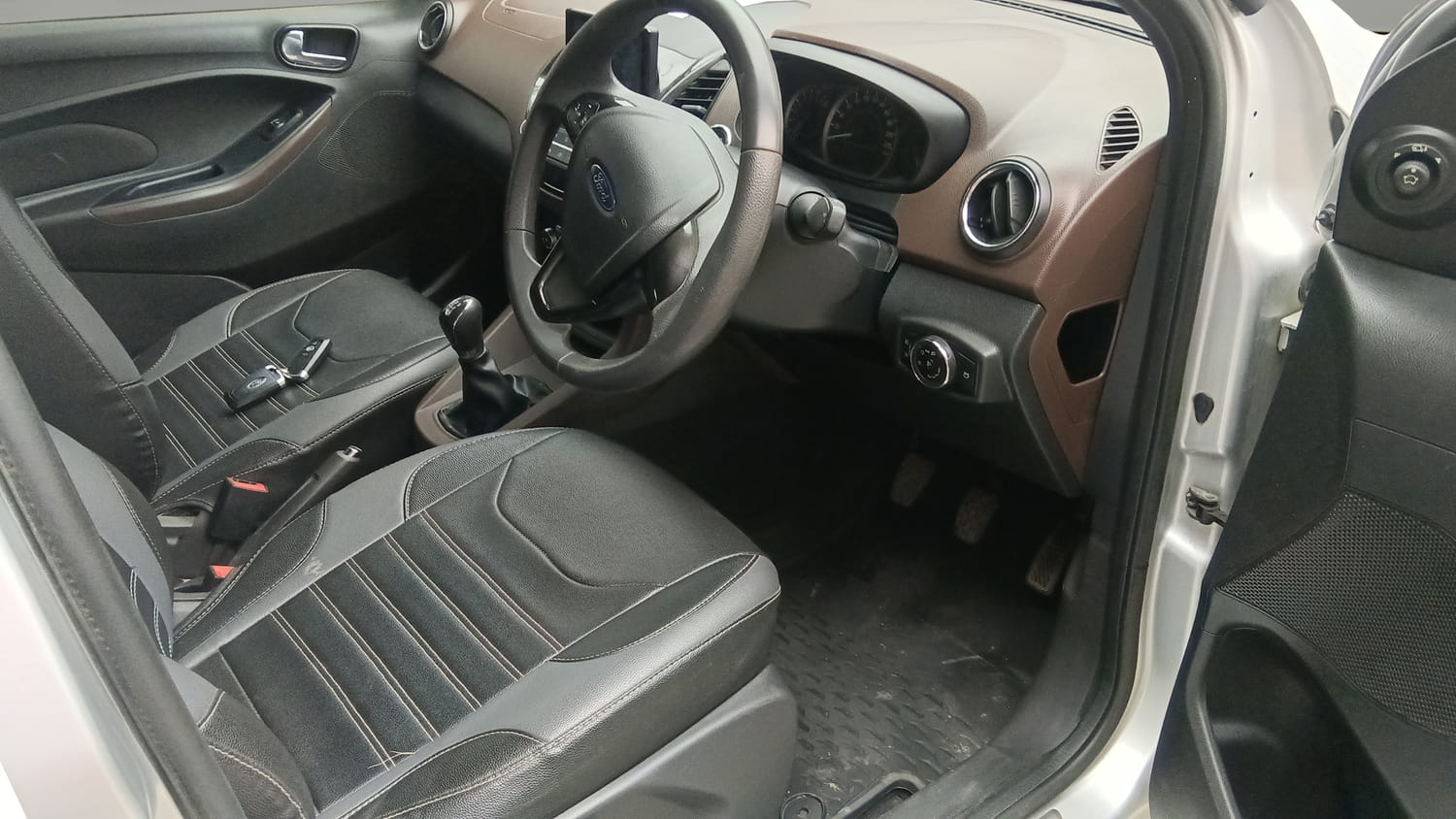 Used 2018 Ford Freestyle Titanium 1.2 Ti-VCT Petrol Manual interior RIGHT SIDE FRONT DOOR CABIN VIEW