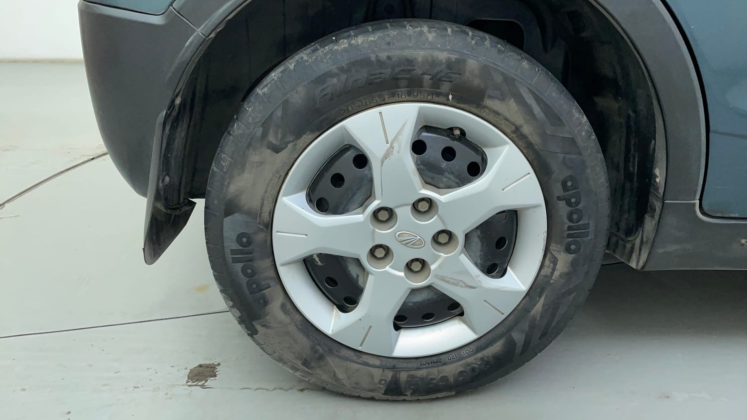 Used 2021 Mahindra XUV 300 W6 1.2 Petrol Petrol Manual tyres RIGHT REAR TYRE RIM VIEW