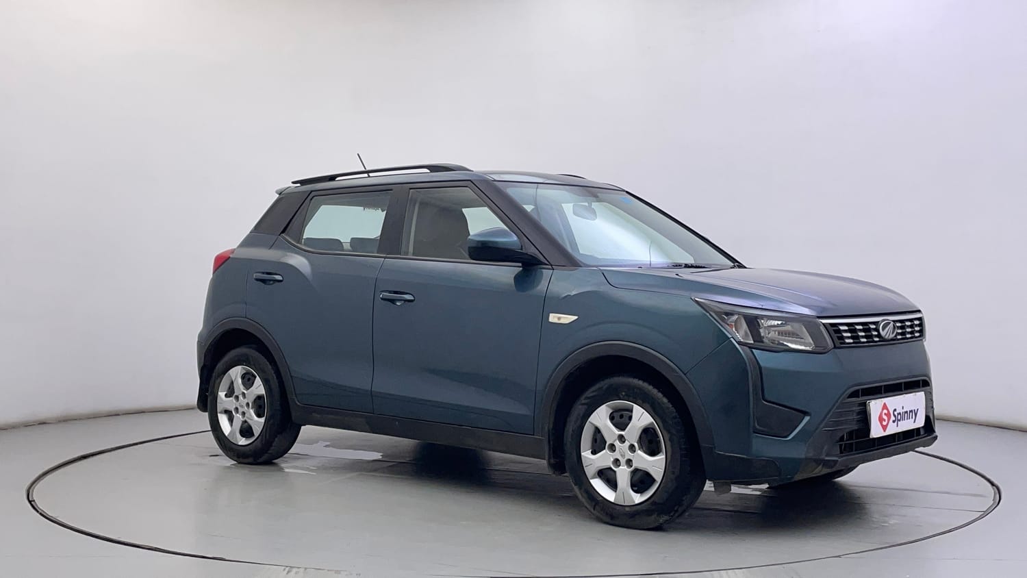 Used 2021 Mahindra XUV 300 W6 1.2 Petrol Petrol Manual exterior RIGHT FRONT CORNER VIEW