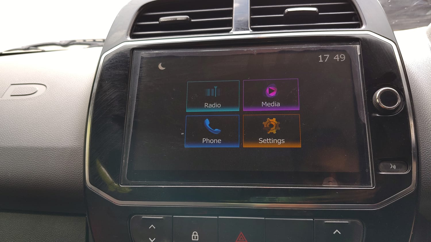 Used 2020 Renault Kwid RXT Petrol Manual top_features Integrated (in-dash) music system