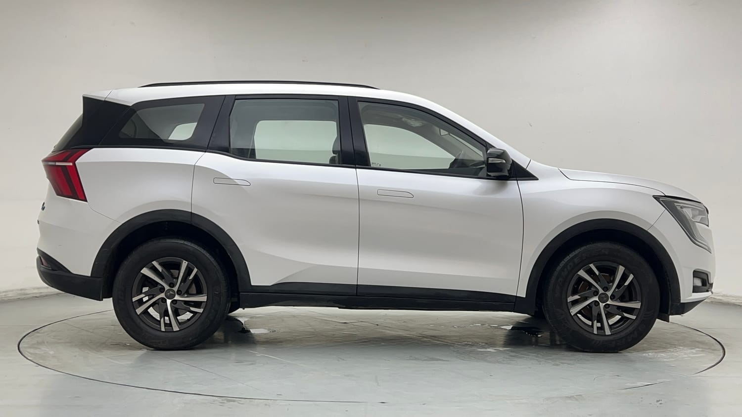 Used 2022 Mahindra XUV700 AX 5 Petrol AT 5 STR Petrol Automatic exterior RIGHT SIDE VIEW