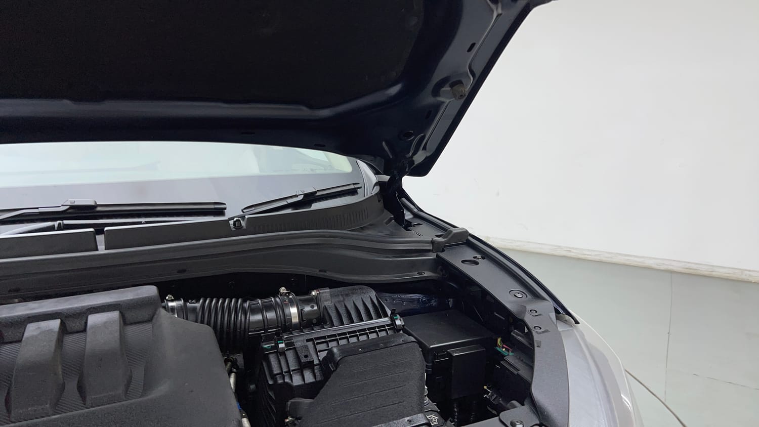Used 2022 Mahindra XUV700 AX 7 Petrol MT 7 STR Petrol Manual engine ENGINE LEFT SIDE HINGE & APRON VIEW