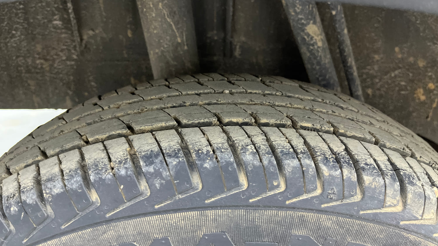 Used 2018 Renault Kwid RXT Opt Petrol Manual tyres RIGHT REAR TYRE TREAD VIEW
