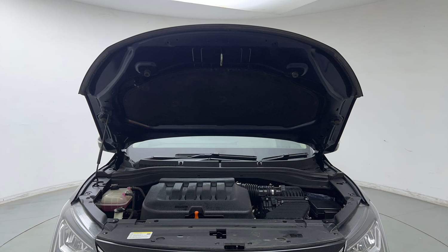 Used 2022 Mahindra XUV700 AX 7 Petrol MT 7 STR Petrol Manual engine ENGINE & BONNET OPEN FRONT VIEW