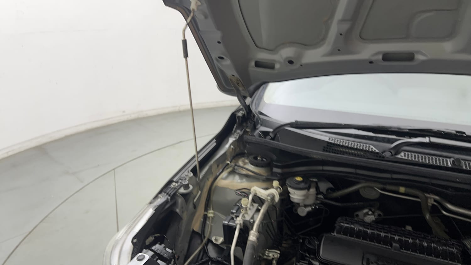 Used 2025 honda Amaze 2nd Generation VX 1.2 Petrol MT Petrol Manual engine ENGINE RIGHT SIDE HINGE & APRON VIEW