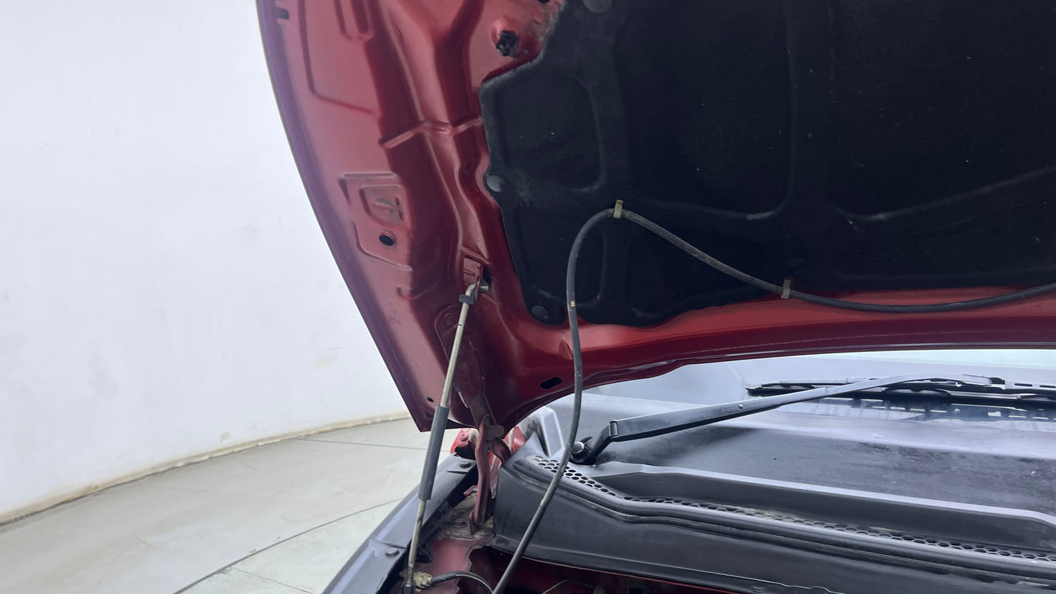 Used 2018 Mahindra KUV100 NXT K2 6 STR Petrol Manual engine ENGINE RIGHT SIDE HINGE & APRON VIEW