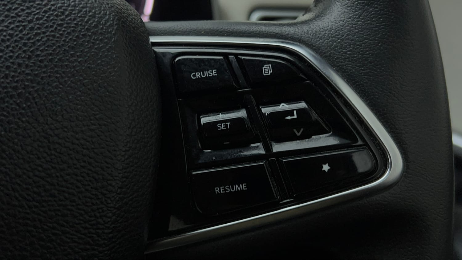 Used 2022 Mahindra XUV700 AX 7 Petrol MT 7 STR Petrol Manual top_features Cruise control