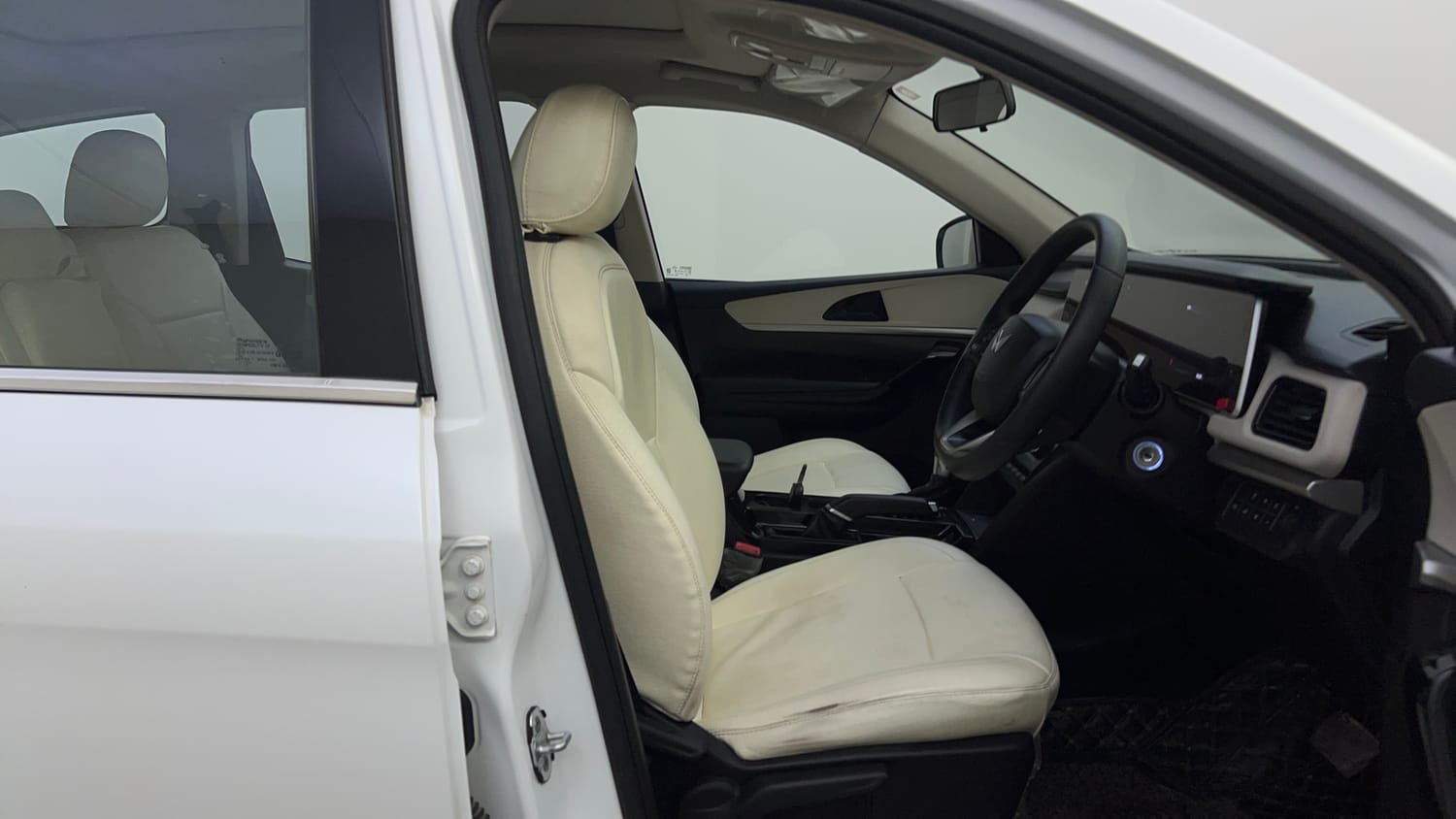 Used 2023 Mahindra XUV700 AX 5 Diesel AT 7 STR Diesel Automatic interior RIGHT SIDE FRONT DOOR CABIN VIEW