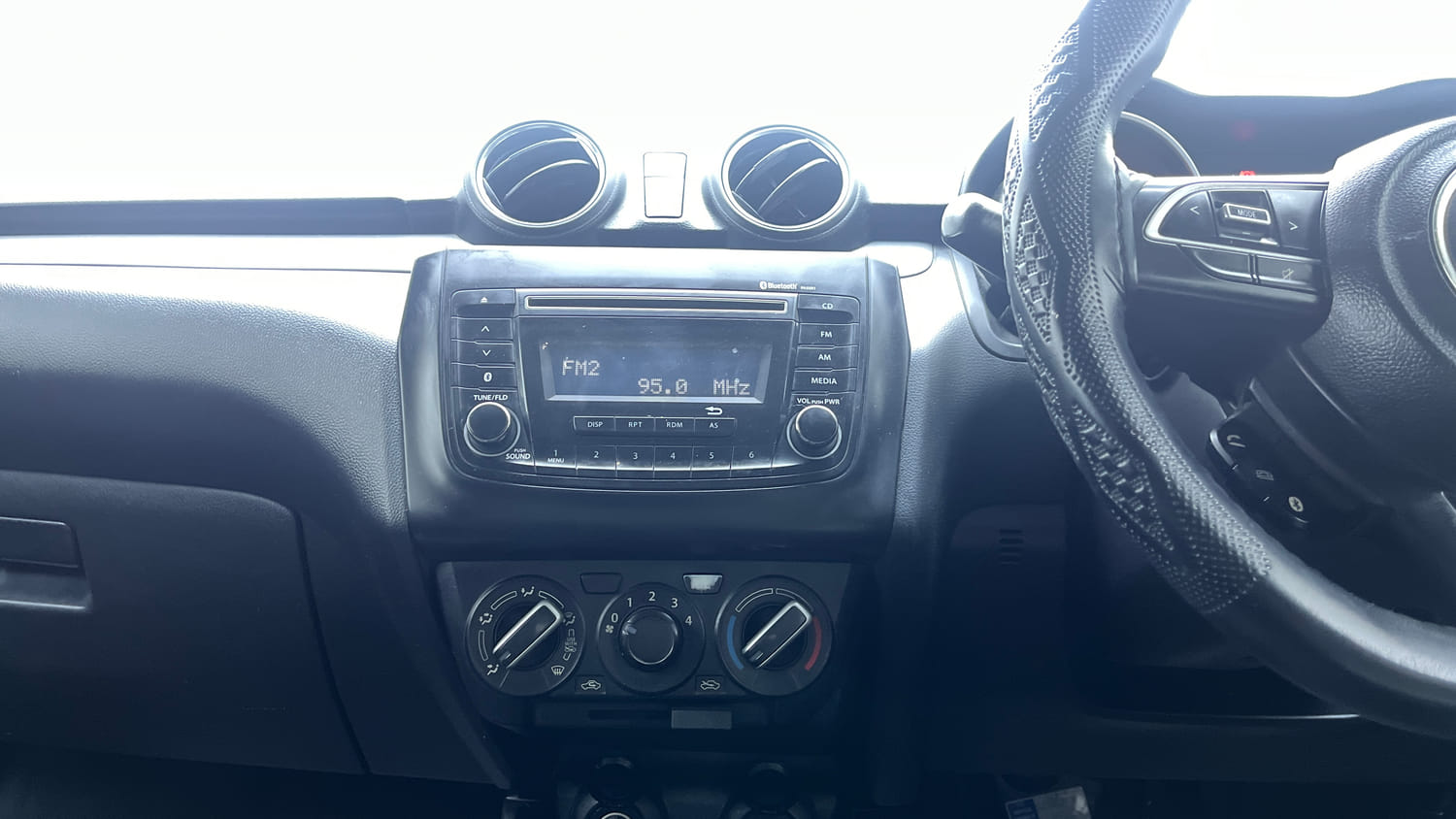 Used 2018 Maruti Suzuki Swift VXi AMT Petrol Automatic interior MUSIC SYSTEM & AC CONTROL VIEW