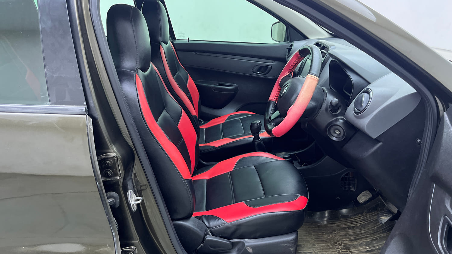 Used 2018 Renault Kwid RXT Opt Petrol Manual interior RIGHT SIDE FRONT DOOR CABIN VIEW