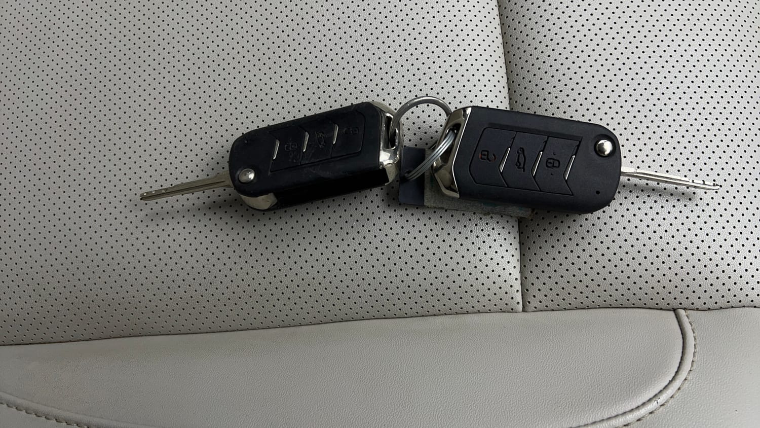 Used 2022 Mahindra XUV700 AX 7 Petrol MT 7 STR Petrol Manual extra CAR KEY VIEW