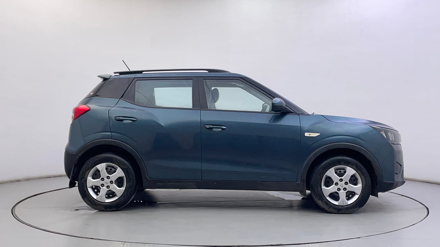 Used 2021 Mahindra XUV 300 W6 1.2 Petrol Petrol Manual exterior RIGHT SIDE VIEW