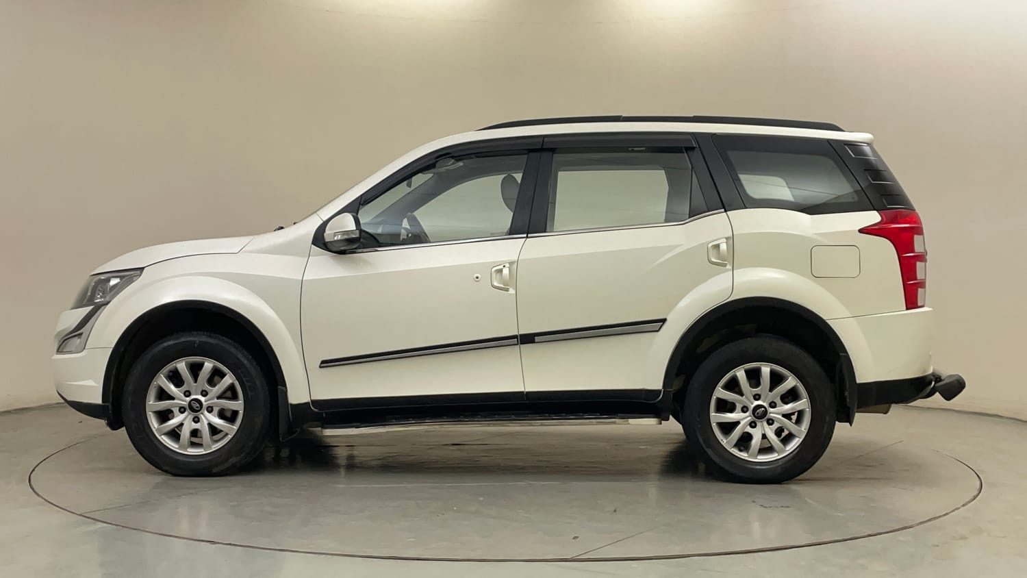 Used 2018 Mahindra XUV500 W10 Diesel Manual exterior LEFT SIDE VIEW