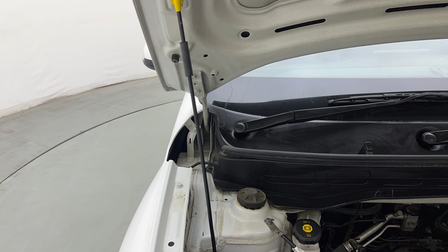 Used 2023 Hyundai Venue S (O) 1.2 Petrol Petrol Manual engine ENGINE RIGHT SIDE HINGE & APRON VIEW