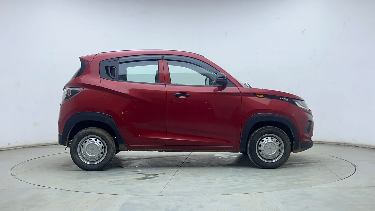 Used 2018 Mahindra KUV100 NXT K2 6 STR Petrol Manual exterior RIGHT SIDE VIEW