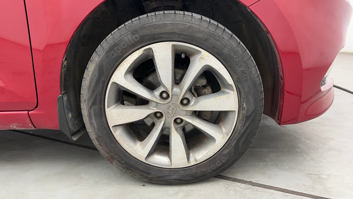 Used 2017 Hyundai Elite i20 Asta 1.2 Dual Tone Petrol Manual tyres RIGHT FRONT TYRE RIM VIEW