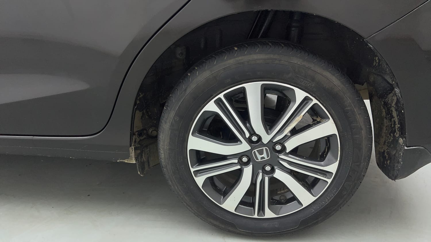Used 2025 honda Amaze 2nd Generation VX 1.2 Petrol MT Petrol Manual tyres LEFT REAR TYRE RIM VIEW