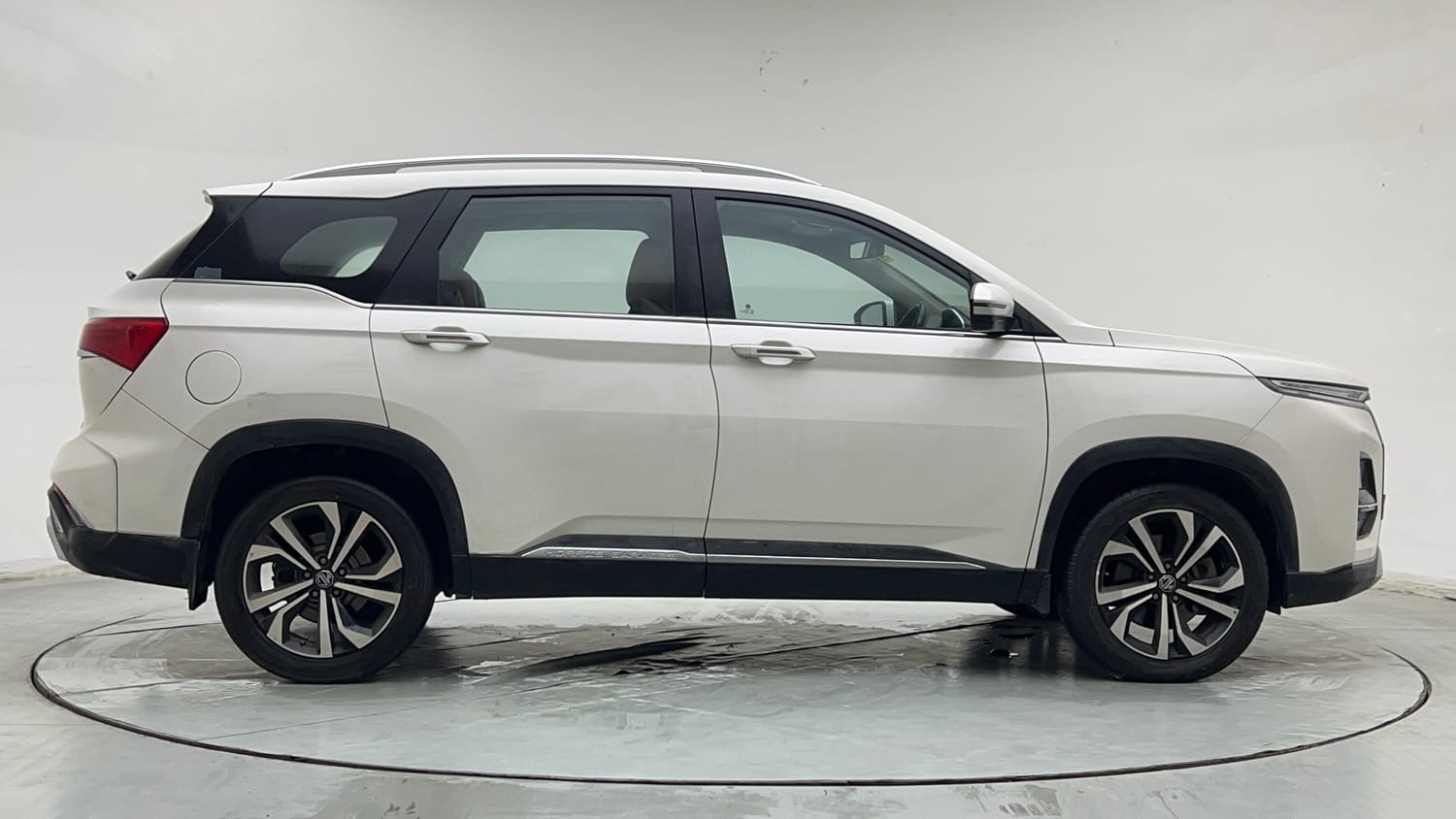 Used 2023 MG Motors Hector Plus Sharp Pro 2.0 Turbo Diesel 7 STR Diesel Manual exterior RIGHT SIDE VIEW