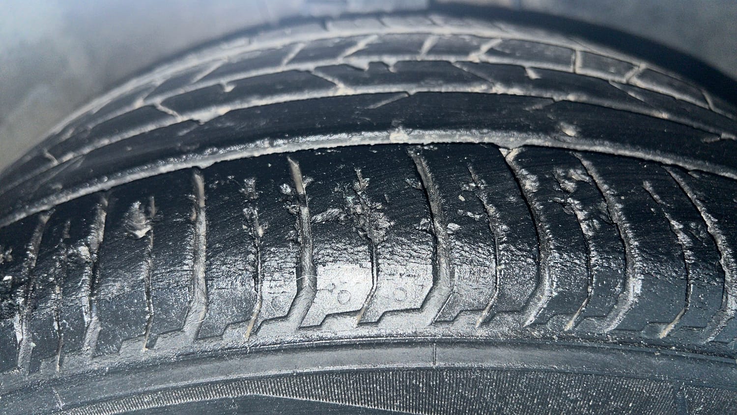 Used 2020 Hyundai New i20 Asta (O) 1.0 Turbo DCT Petrol Automatic tyres RIGHT FRONT TYRE TREAD VIEW