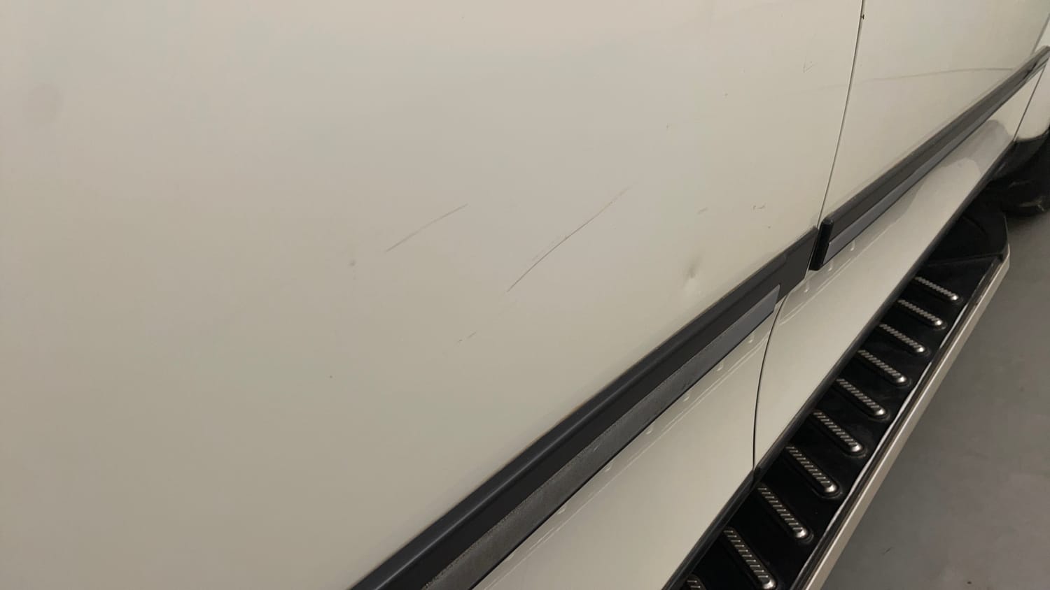 Used 2018 Mahindra XUV500 W10 Diesel Manual dents MINOR DENT