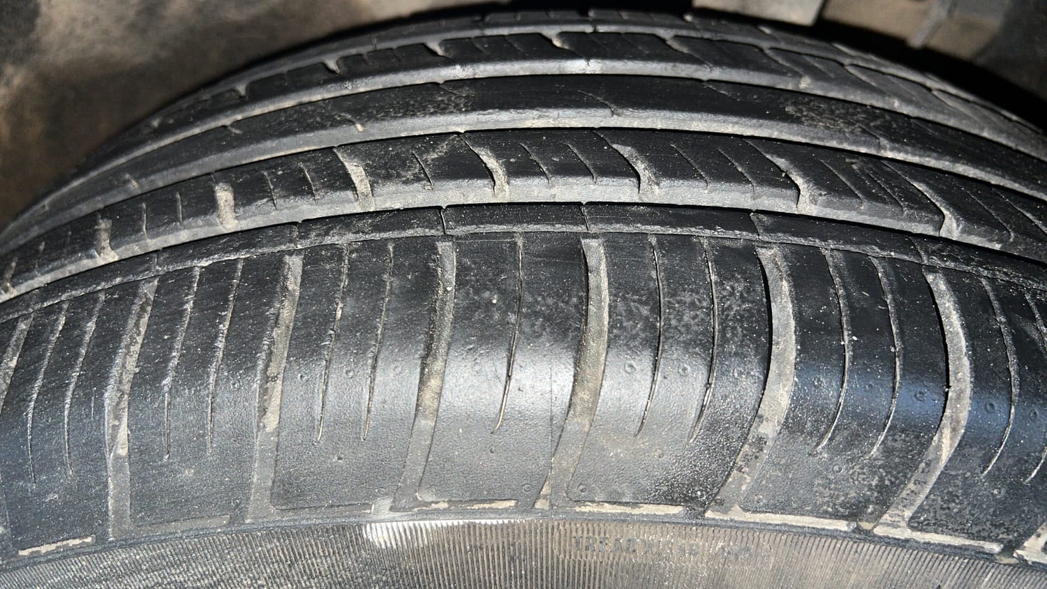 Used 2022 Mahindra XUV700 AX 7 Petrol MT 7 STR Petrol Manual tyres LEFT FRONT TYRE TREAD VIEW