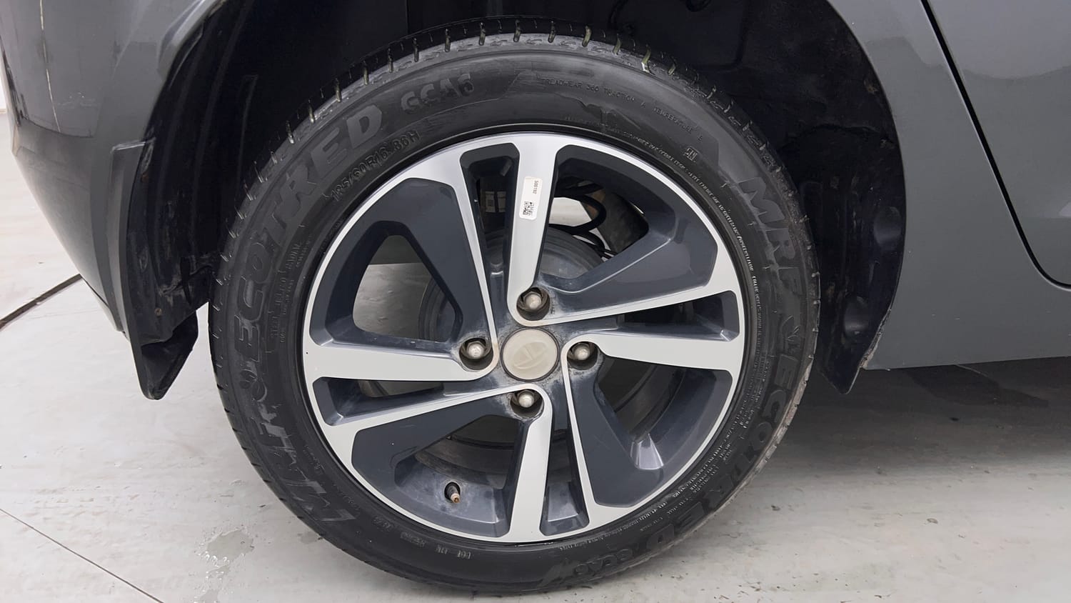 Used 2023 Tata Altroz XZA Petrol Petrol Automatic tyres RIGHT REAR TYRE RIM VIEW