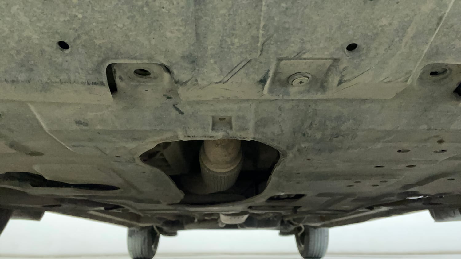 Used 2021 Mahindra XUV 300 W6 1.2 Petrol Petrol Manual extra FRONT LEFT UNDERBODY VIEW