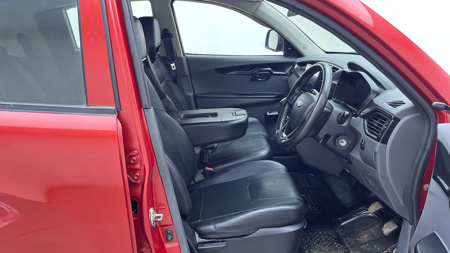 Used 2018 Mahindra KUV100 NXT K2 6 STR Petrol Manual interior RIGHT SIDE FRONT DOOR CABIN VIEW